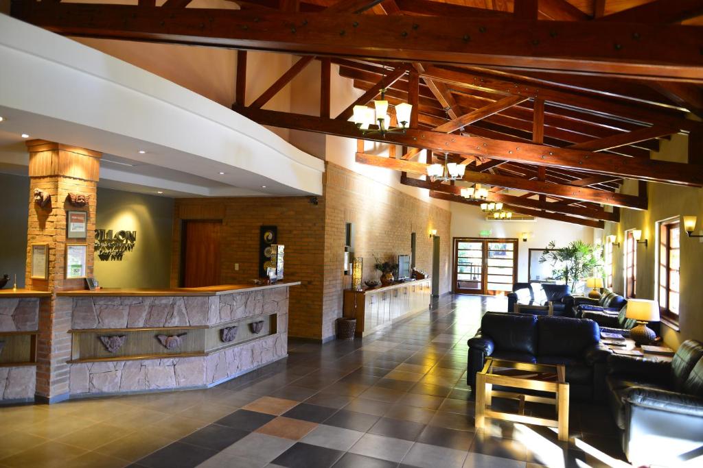 una hall con divani e un bar in un edificio di Hotel Restaurant Papillon a Bella Vista