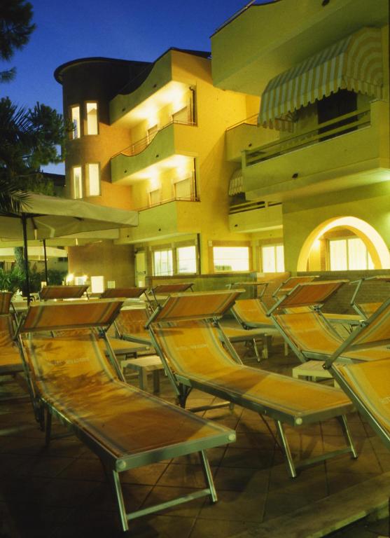 Hotel Rivadoro-Spiaggia ombrellone e lettini-Piscina-Parcheggio