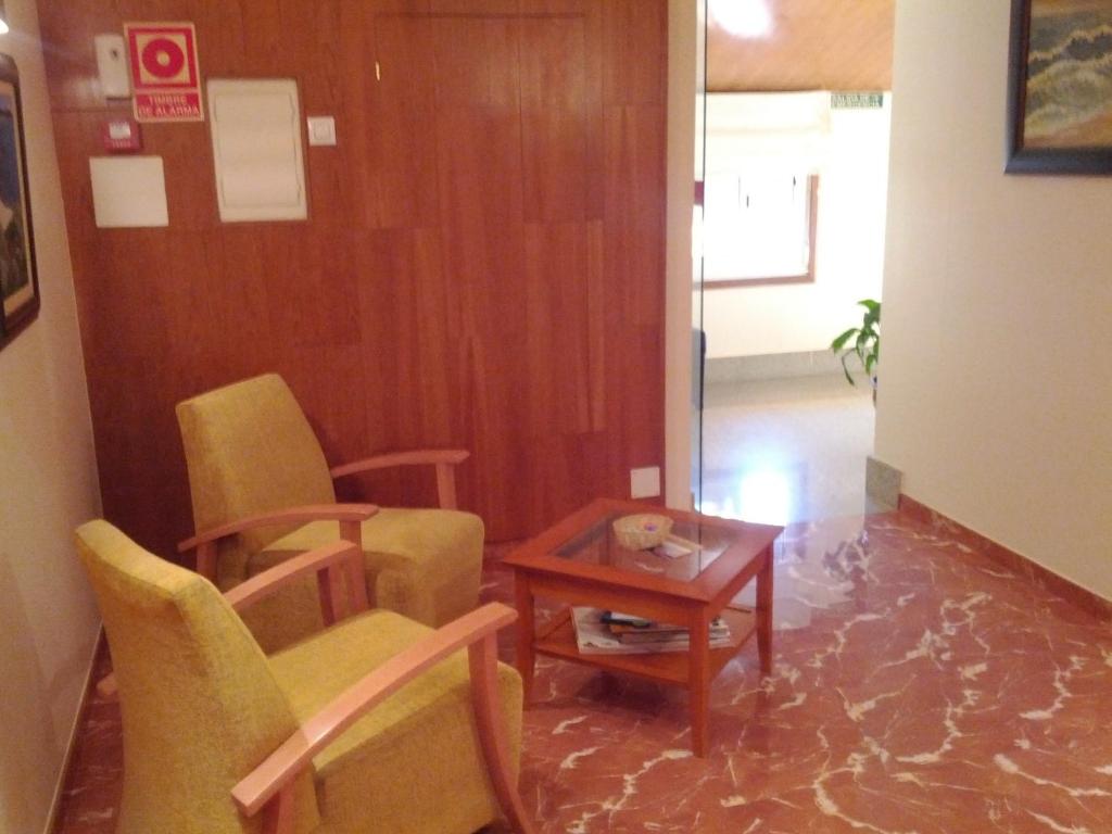 a waiting room with two chairs and a table at Doade in Hio