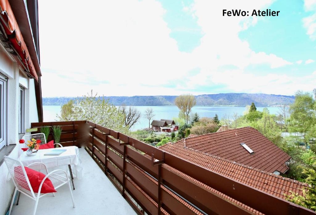 balcón con mesa y vistas al agua en Atelierwohnung mit Seeblick, en Sipplingen