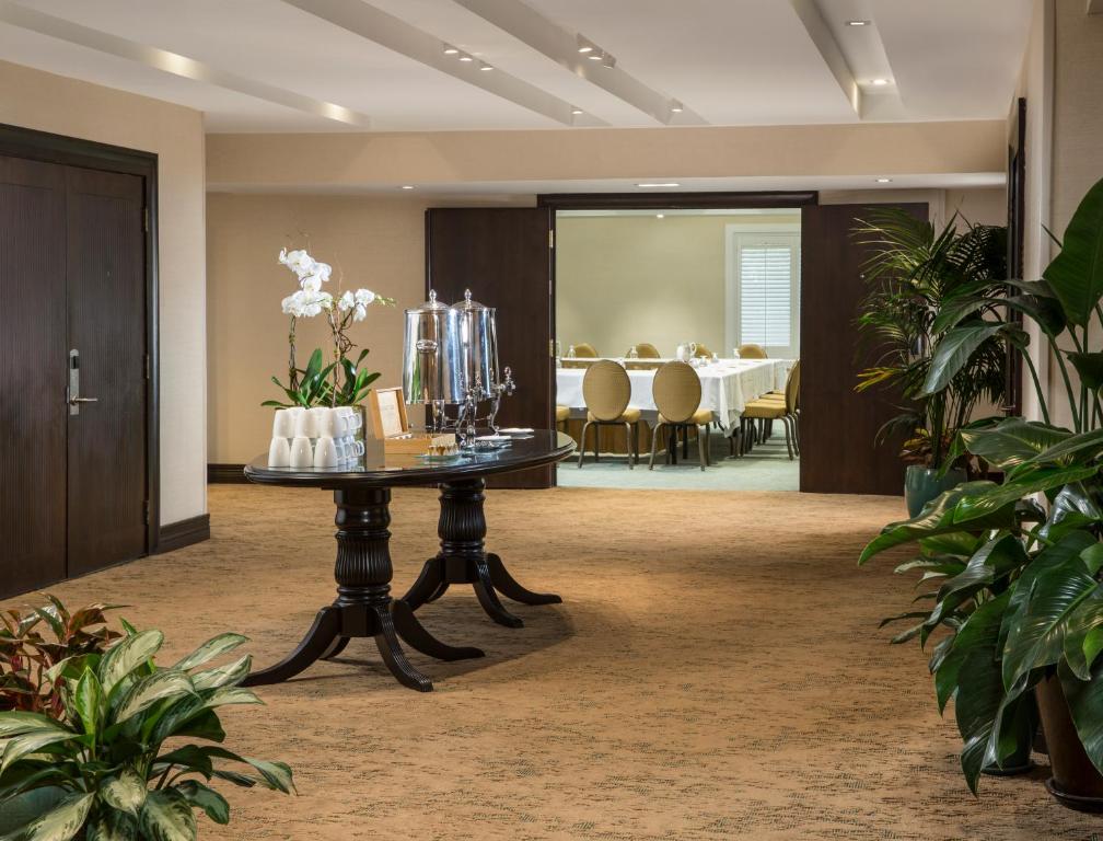 Ein Sitzbereich in der Unterkunft The Palms Hotel &amp; Spa