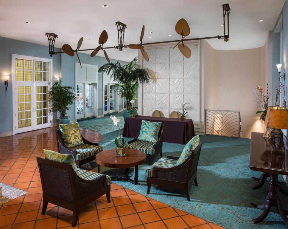 eine Lobby mit Sofas und einem Tisch und Stühlen in der Unterkunft The Palms Hotel &amp; Spa in Miami Beach