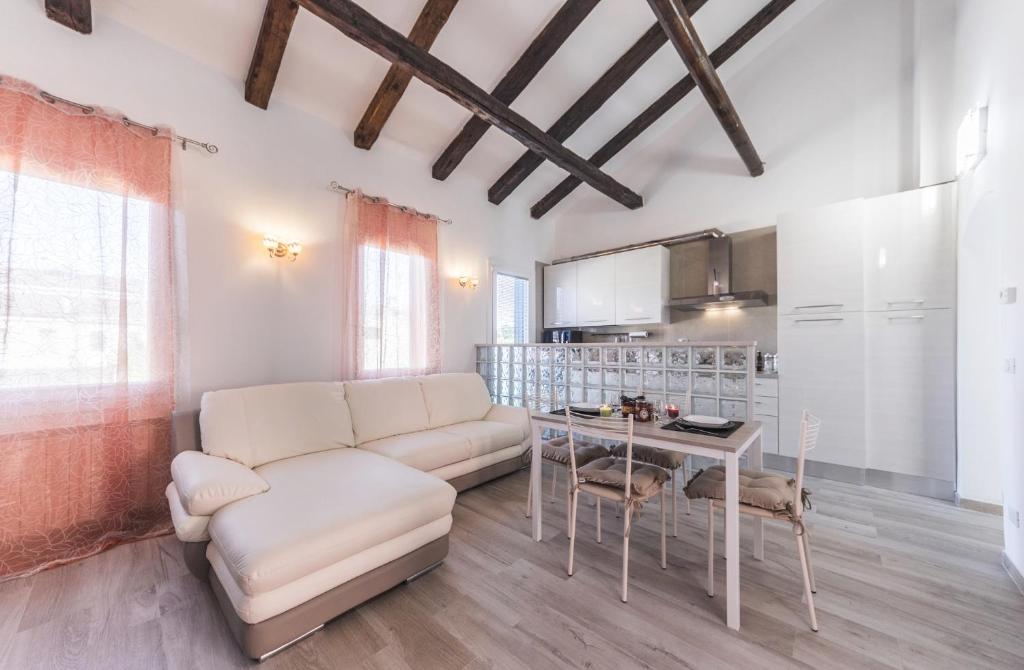 穆拉諾的住宿－Ca' Laura - Murano Centro，客厅配有沙发和桌子