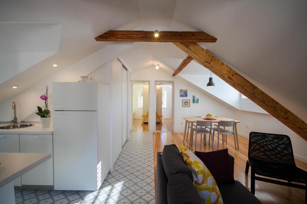 uma cozinha e uma sala de estar com um frigorífico em Apartment Grazioso em Dubrovnik