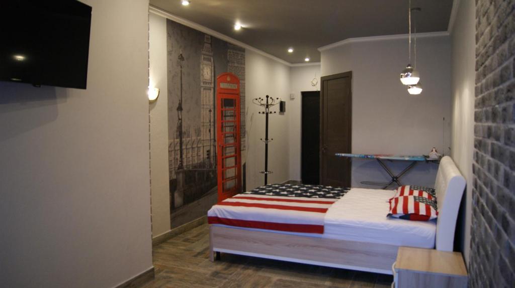 雅爾達的住宿－"Английский лофт"，卧室配有一张床铺,墙上设有红色梯子