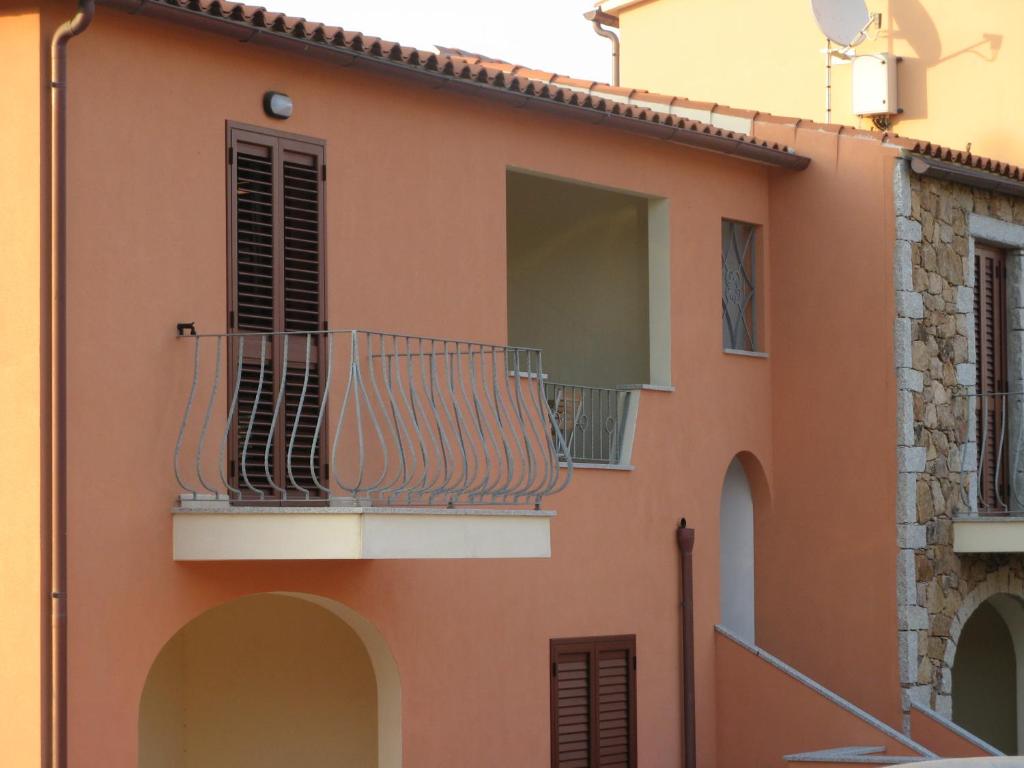 facciata di un edificio con balcone di Al mare in Sardegna a Porto San Paolo