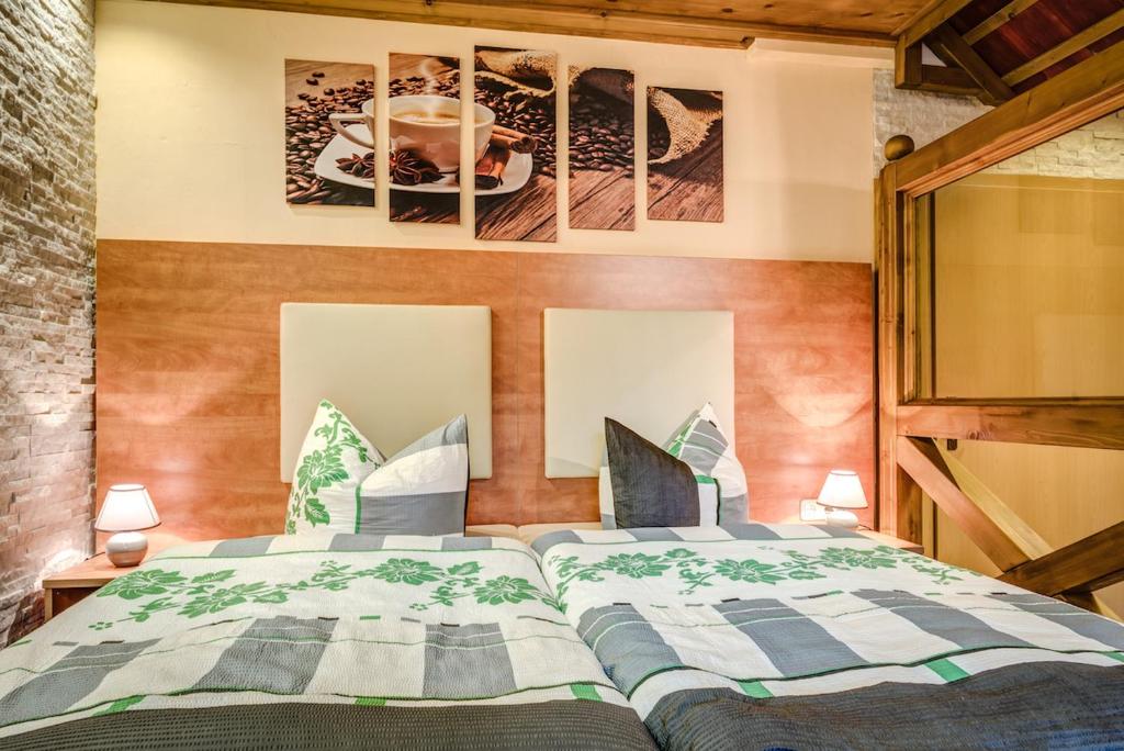 Postel nebo postele na pokoji v ubytování Cafe Hoyer Pension und Appartements