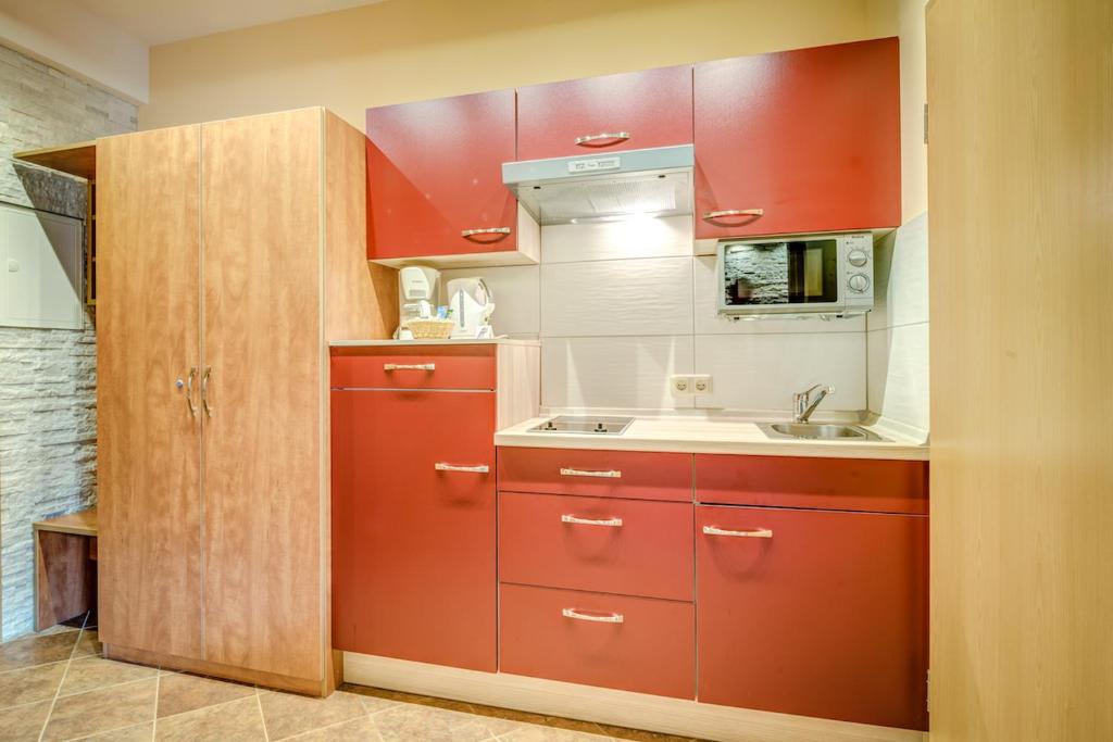 Kuchyň nebo kuchyňský kout v ubytování Cafe Hoyer Pension und Appartements