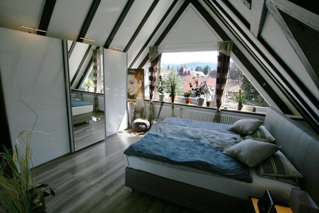 ein Schlafzimmer mit einem Bett und einem großen Fenster in der Unterkunft Luxus-Apartment mit wunderschönem Panoramablick in Baden-Baden