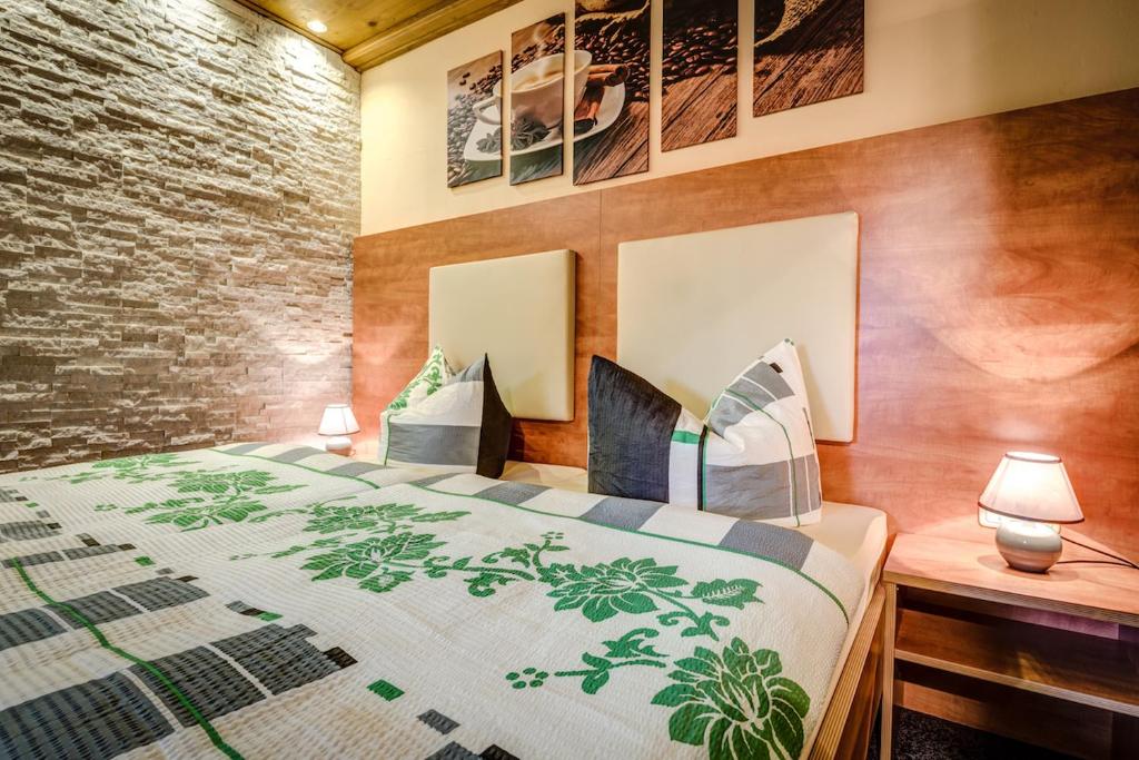 Postel nebo postele na pokoji v ubytování Cafe Hoyer Pension und Appartements