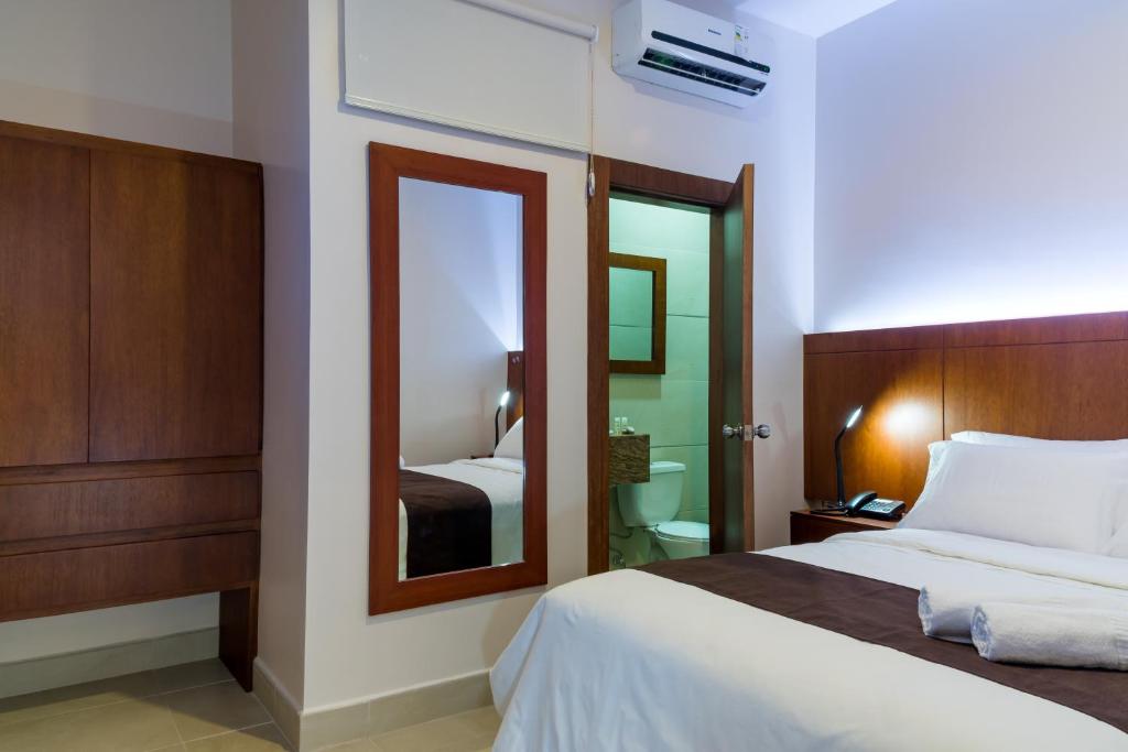Postel nebo postele na pokoji v ubytování Hotel La Ría Durán