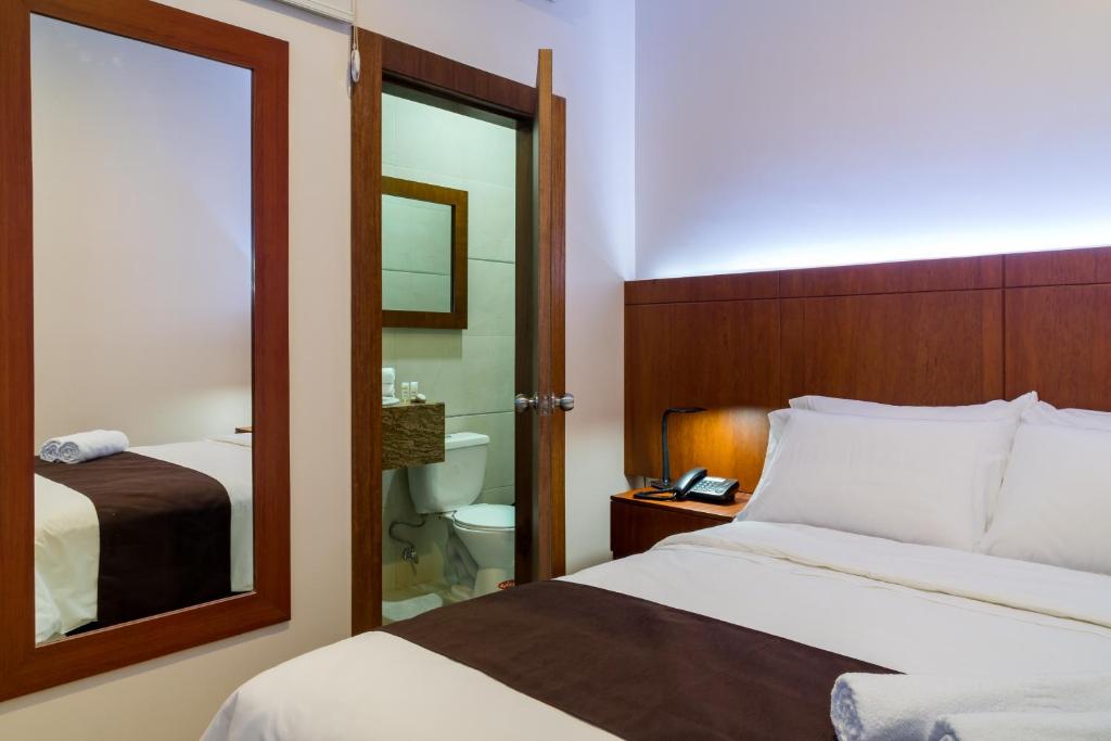 Postel nebo postele na pokoji v ubytování Hotel La Ría Durán