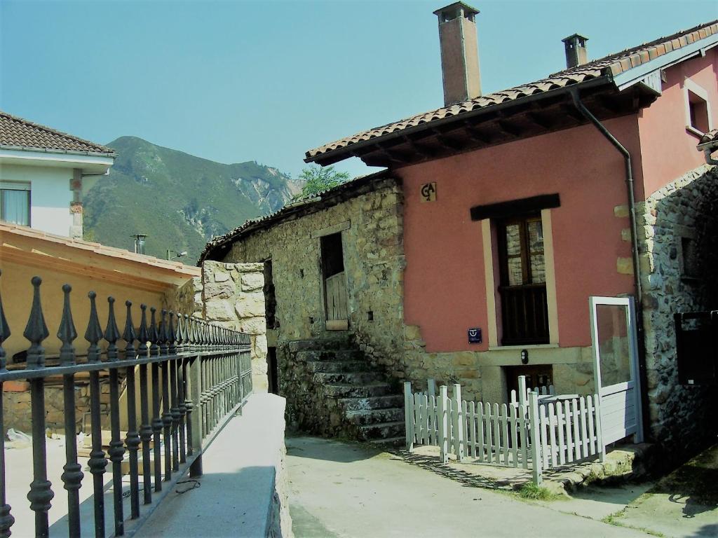 Casa Diego في Las Rozas: مبنى به درج يؤدي للمنزل