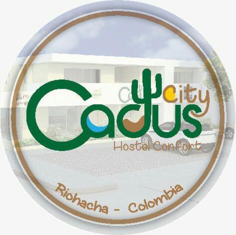 un panneau avec les mots codyilus devant une maison dans l'établissement cactus city hostel confort, à Ríohacha