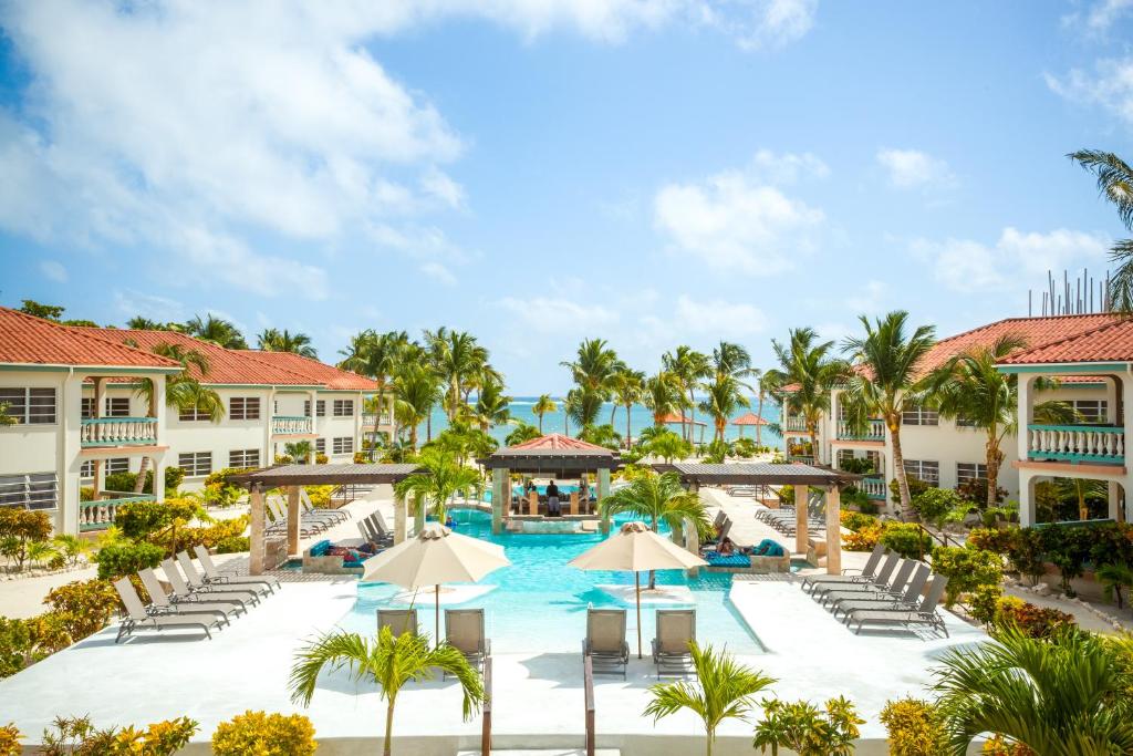 Blick auf den Pool im Resort in der Unterkunft Belizean Shores Resort in San Pedro