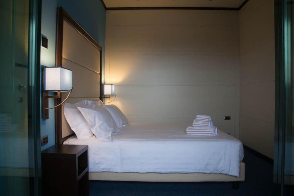 Postel nebo postele na pokoji v ubytování Palace Hotel Legnano