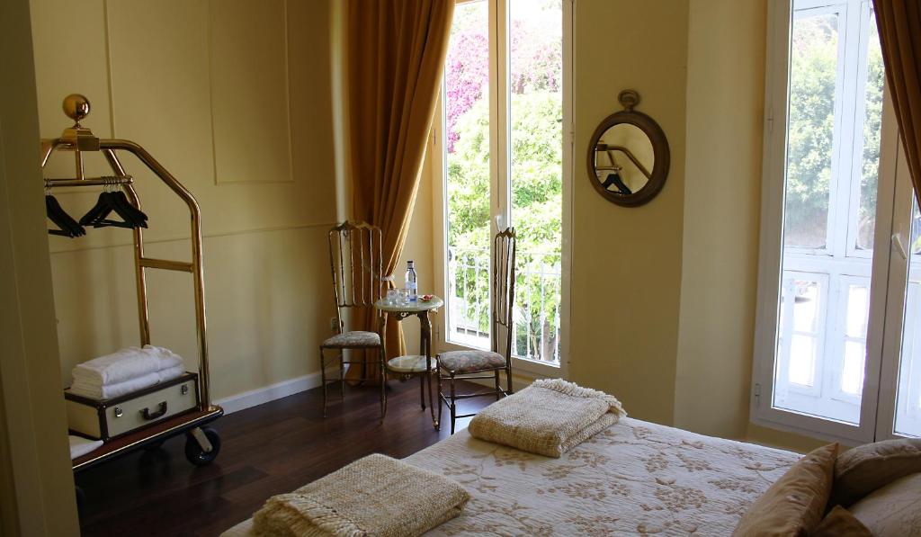 Un pat sau paturi într-o cameră la La Casa Azul B&B + Apartments