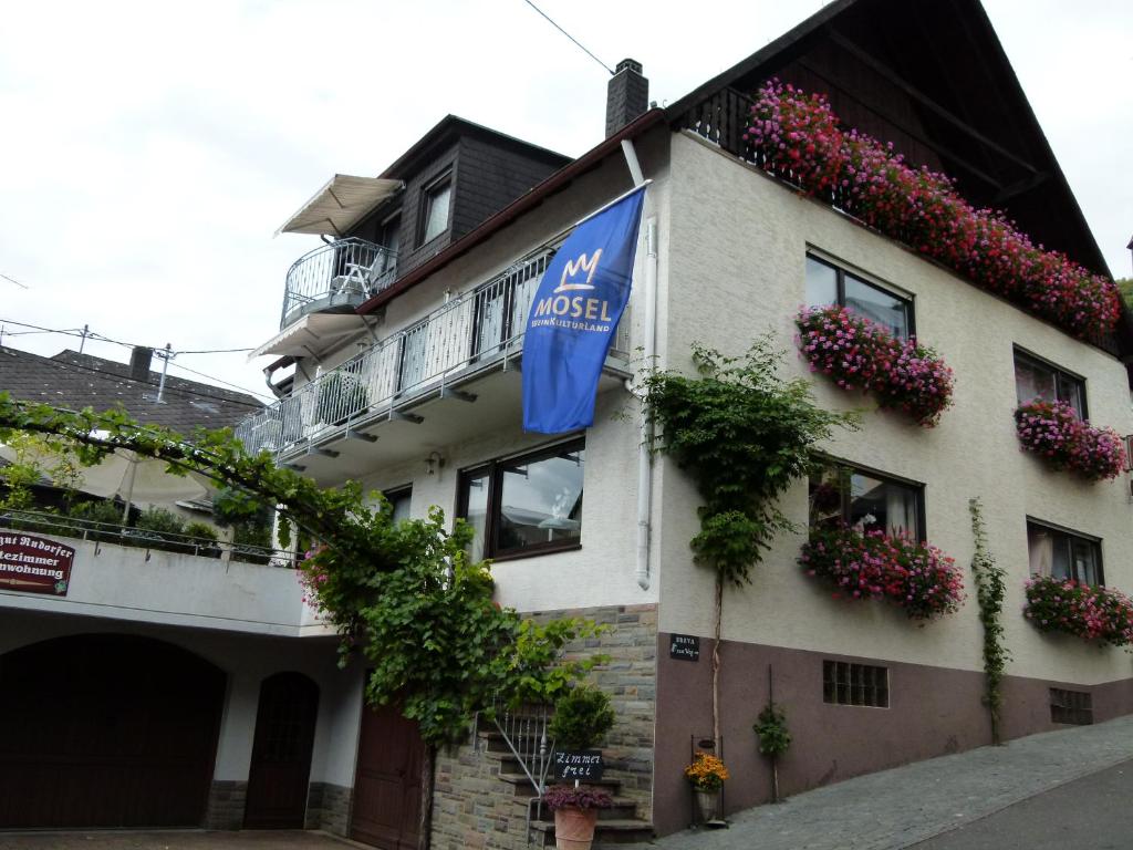 ein Gebäude mit Blumen auf der Seite in der Unterkunft Ferienweingut Rudorfer in Valwig