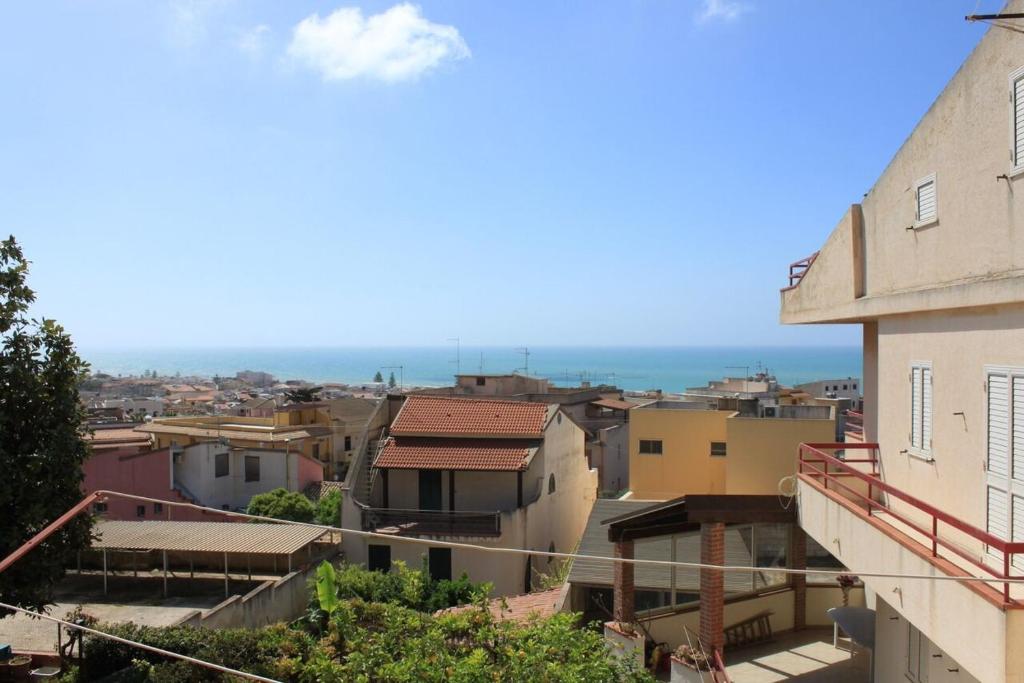 vistas a la ciudad desde el techo de un edificio en Holiday Home Marina di ragusa, en Marina di Ragusa
