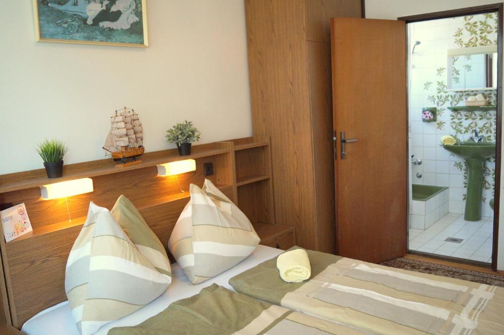 Łóżko lub łóżka w pokoju w obiekcie Sophie's Guesthouse