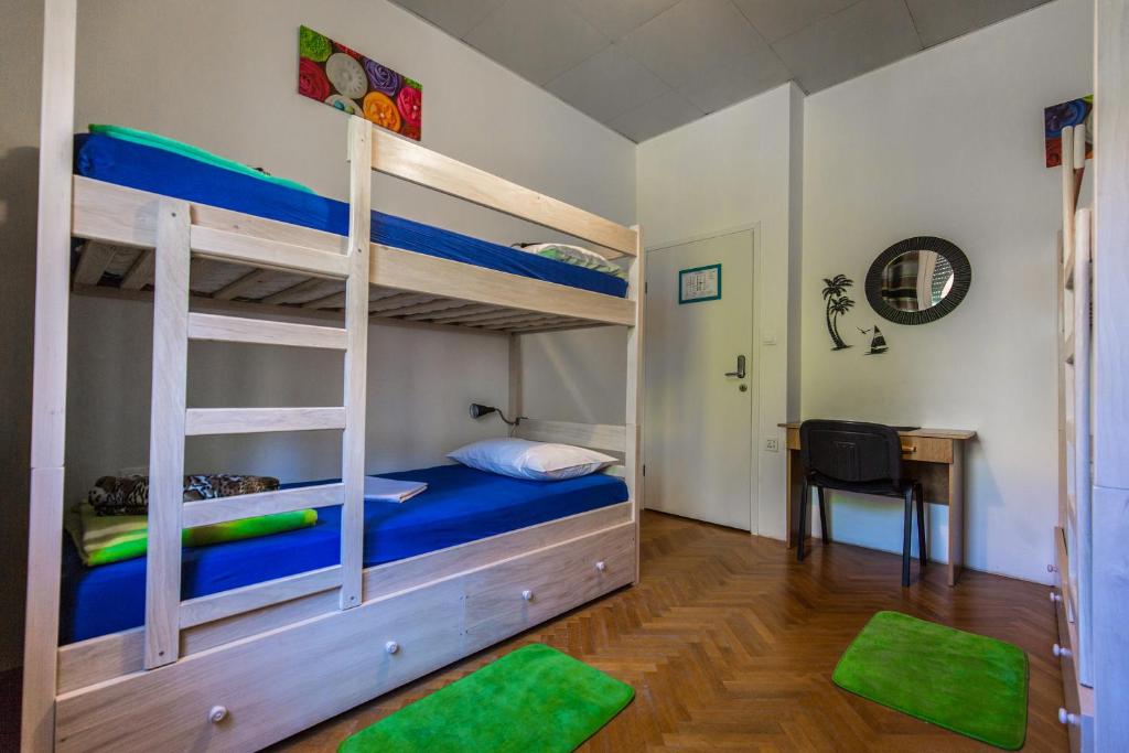 Łóżko lub łóżka w pokoju w obiekcie Crazy House Hostel