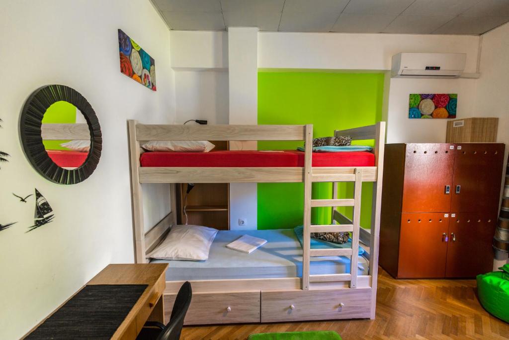 Łóżko lub łóżka w pokoju w obiekcie Crazy House Hostel