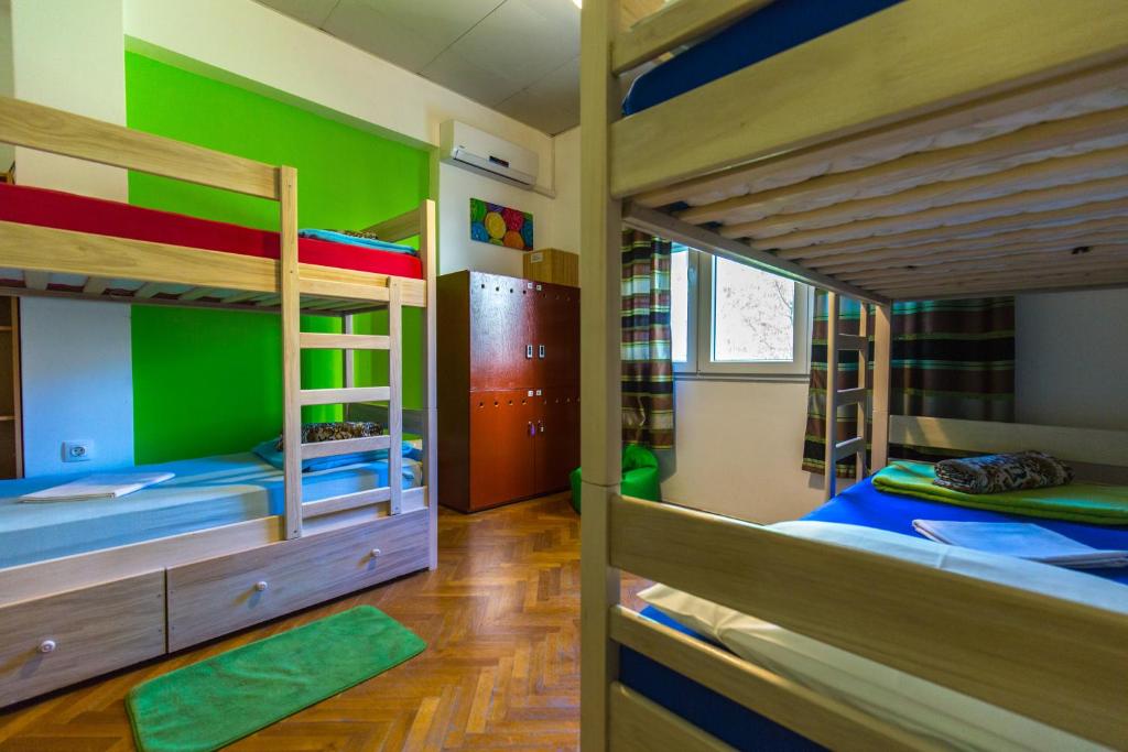 Łóżko lub łóżka w pokoju w obiekcie Crazy House Hostel