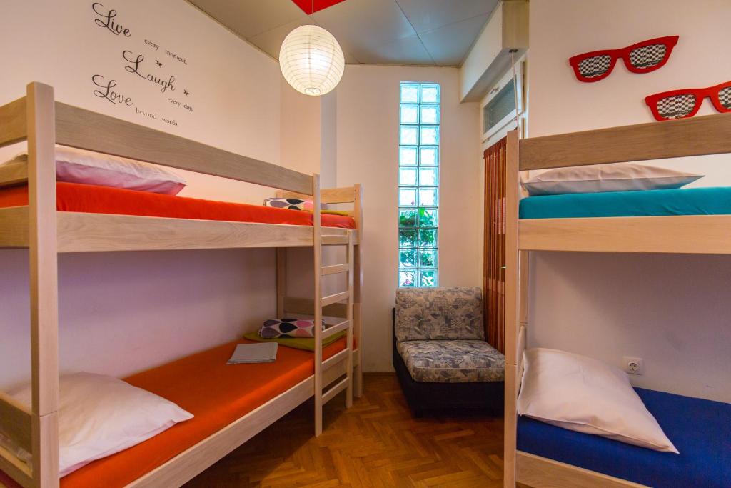 Łóżko lub łóżka w pokoju w obiekcie Crazy House Hostel