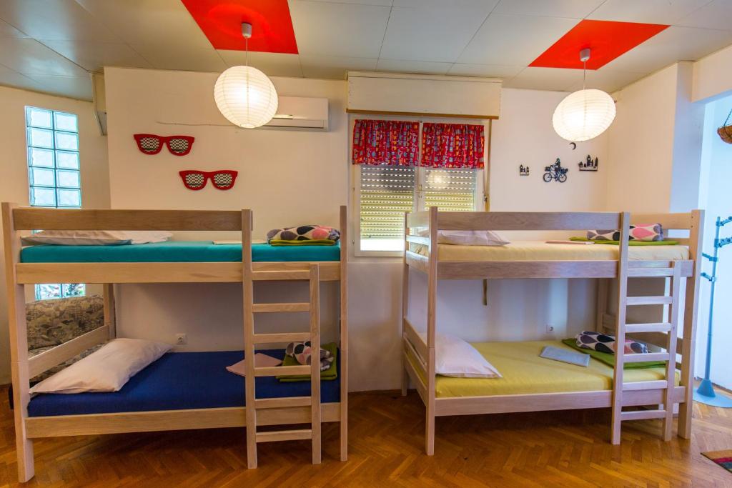 Łóżko lub łóżka w pokoju w obiekcie Crazy House Hostel