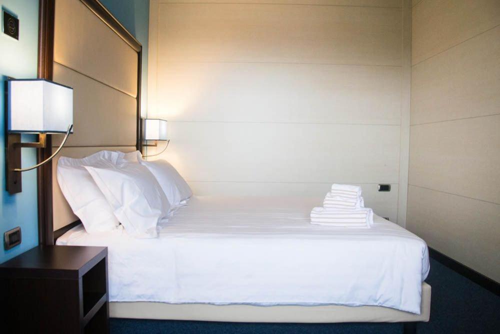 Postel nebo postele na pokoji v ubytování Palace Hotel Legnano