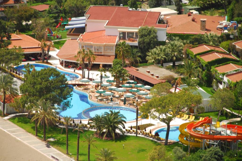 eine Luftansicht eines Resorts mit einem Wasserpark in der Unterkunft Club Boran Mare Beach - All Inclusive in Kemer