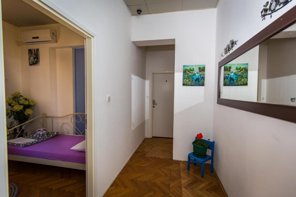 Łóżko lub łóżka w pokoju w obiekcie Crazy House Hostel