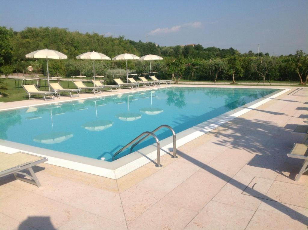 Bazén v ubytování Agriturismo Borgo di Calmasino nebo v jeho okolí