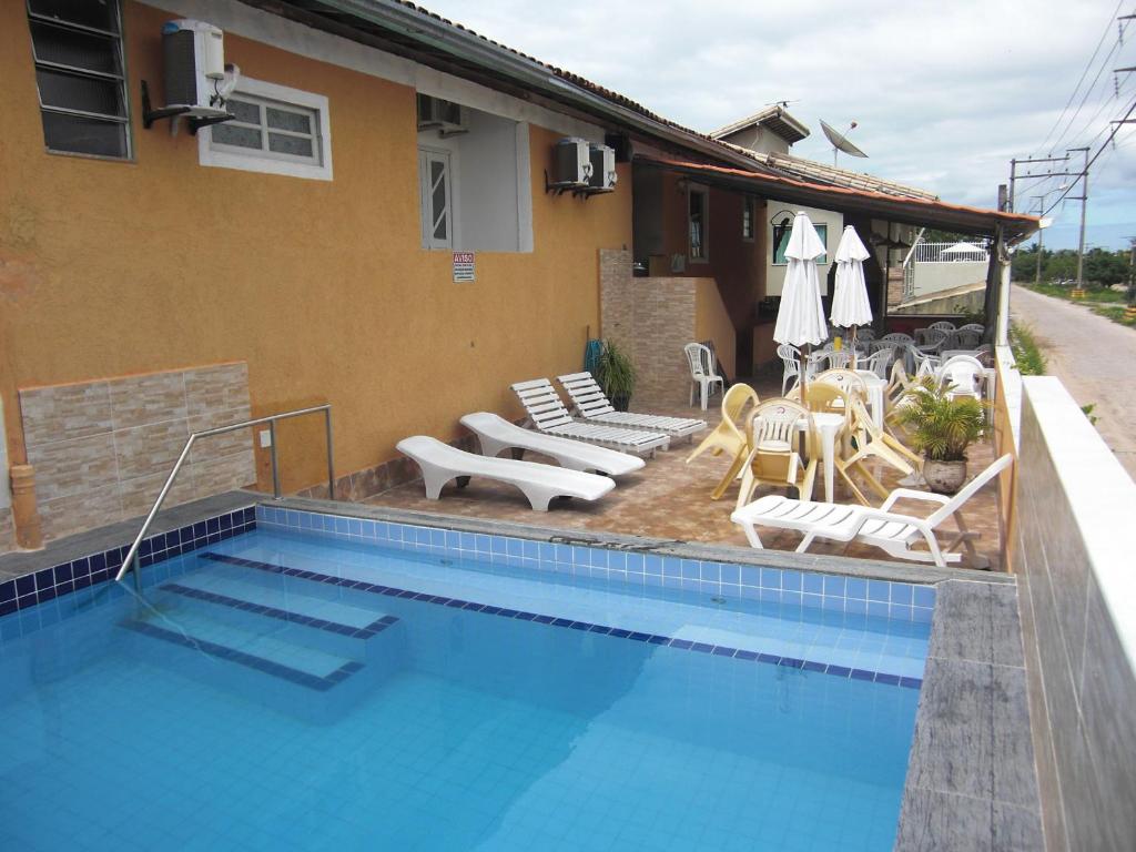 - une piscine en face d'une maison dans l'établissement Residencial Luanda, à Porto Seguro