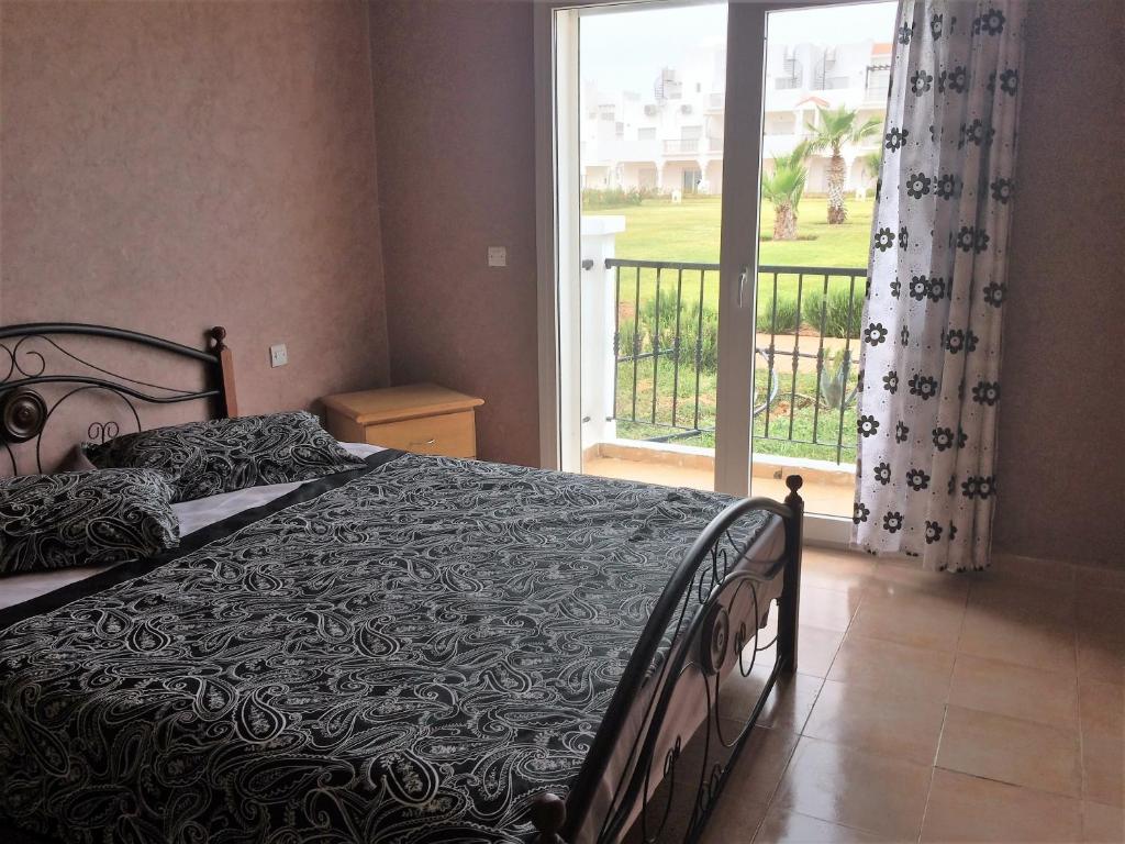 Postel nebo postele na pokoji v ubytování magnifique appartement Saidia wifi gratuit et chaînes internationales
