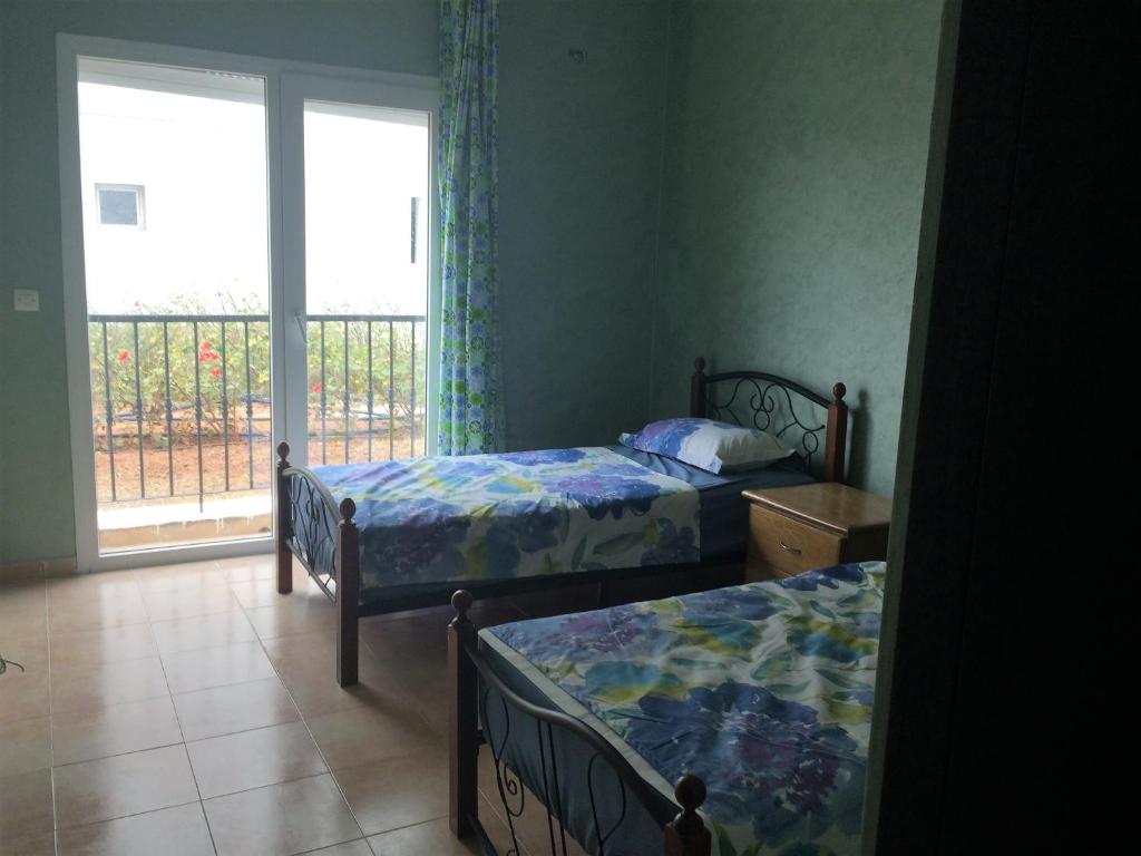 Postel nebo postele na pokoji v ubytování magnifique appartement Saidia wifi gratuit et chaînes internationales