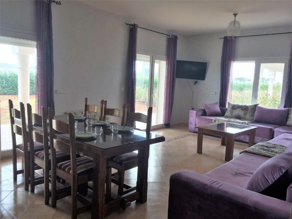Posezení v ubytování magnifique appartement Saidia wifi gratuit et chaînes internationales