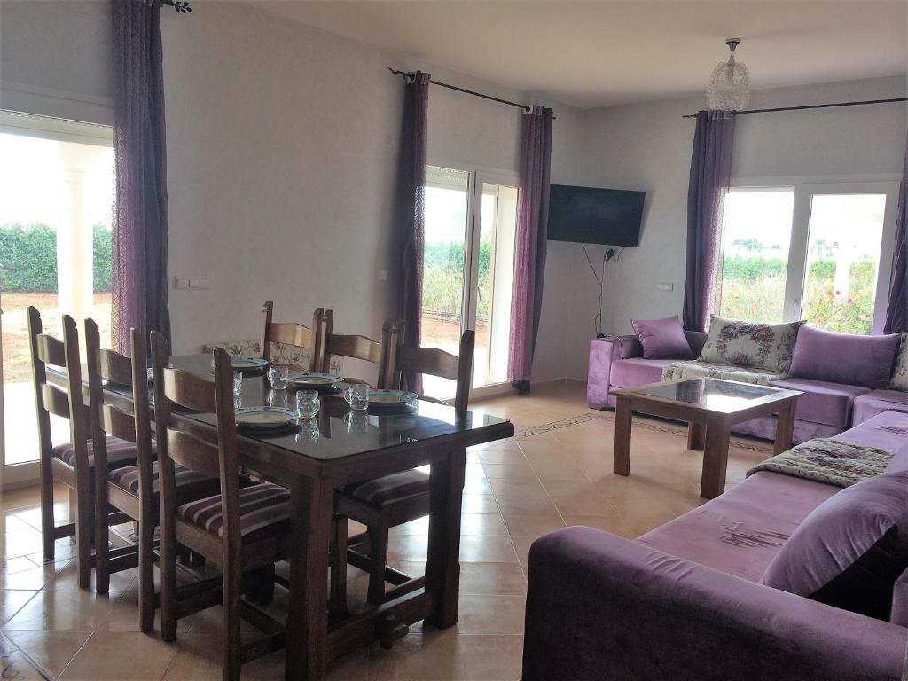 Posezení v ubytování magnifique appartement Saidia wifi gratuit et chaînes internationales