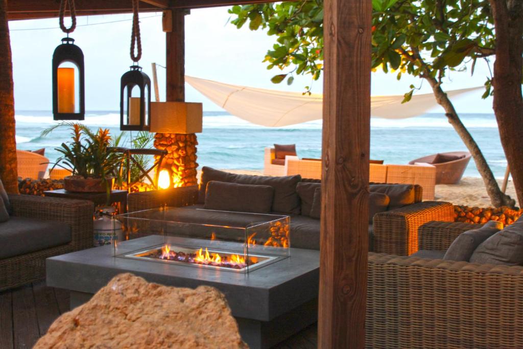 sala de estar con sofá y chimenea en Villa Montaña Beach Resort, en Isabela