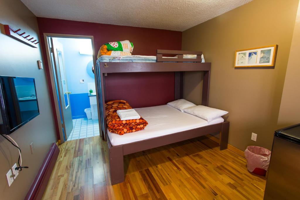 Postel nebo postele na pokoji v ubytování The Raging Elk Adventure Lodging