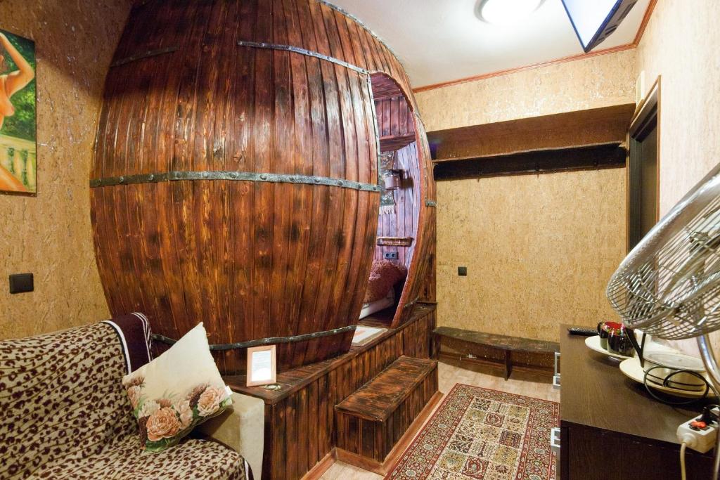 モスクワにあるMac-Houseの角に大きな木樽が備わる客室です。