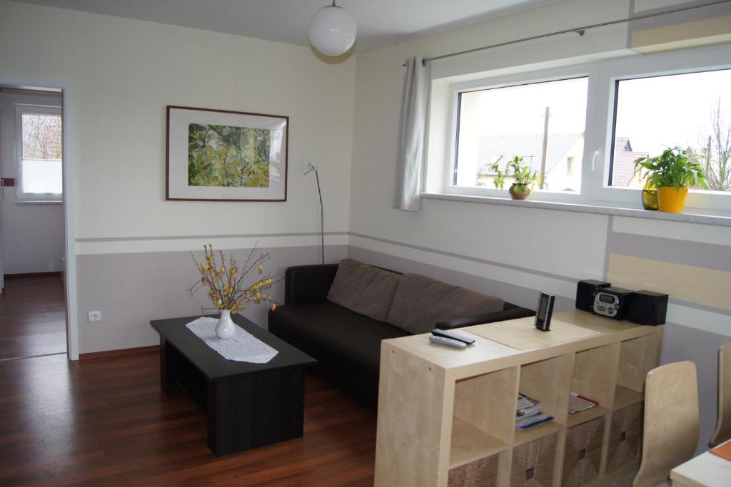 ein Wohnzimmer mit einem Sofa und einem Tisch in der Unterkunft Ferienhof Lilienstein in Bad Schandau