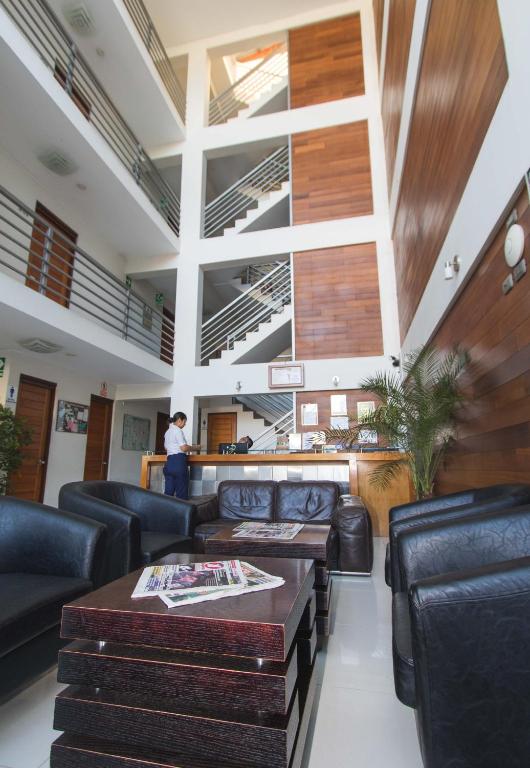 een lobby met banken en een tafel in een kamer bij Hotel Boulevard Plaza in Pucallpa