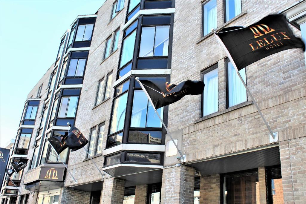 une personne saute d'une échelle devant un bâtiment dans l'établissement LELUX Hotel, à Montréal