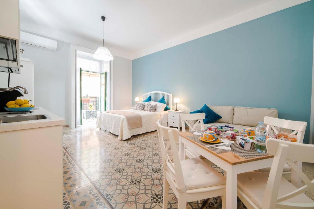 een keuken en een woonkamer met een tafel en een bed bij B&B Umberto in Vietri
