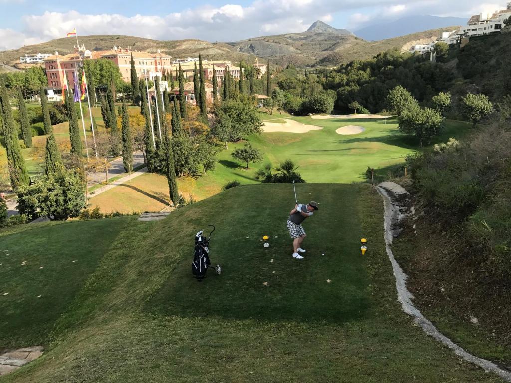 Mężczyzna gra w golfa na polu golfowym w obiekcie Los Flamingos Tee 6 w mieście Estepona