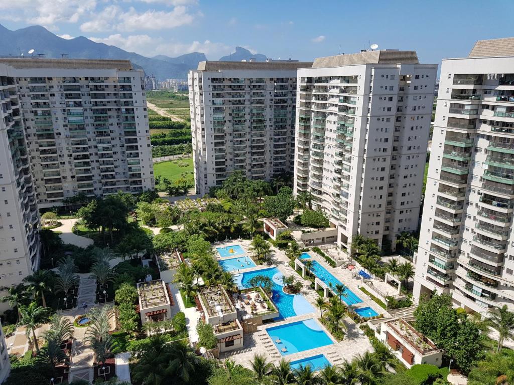 una vista aérea de los edificios de apartamentos y las piscinas en Sweet comfort Apartment in Rio, en Río de Janeiro