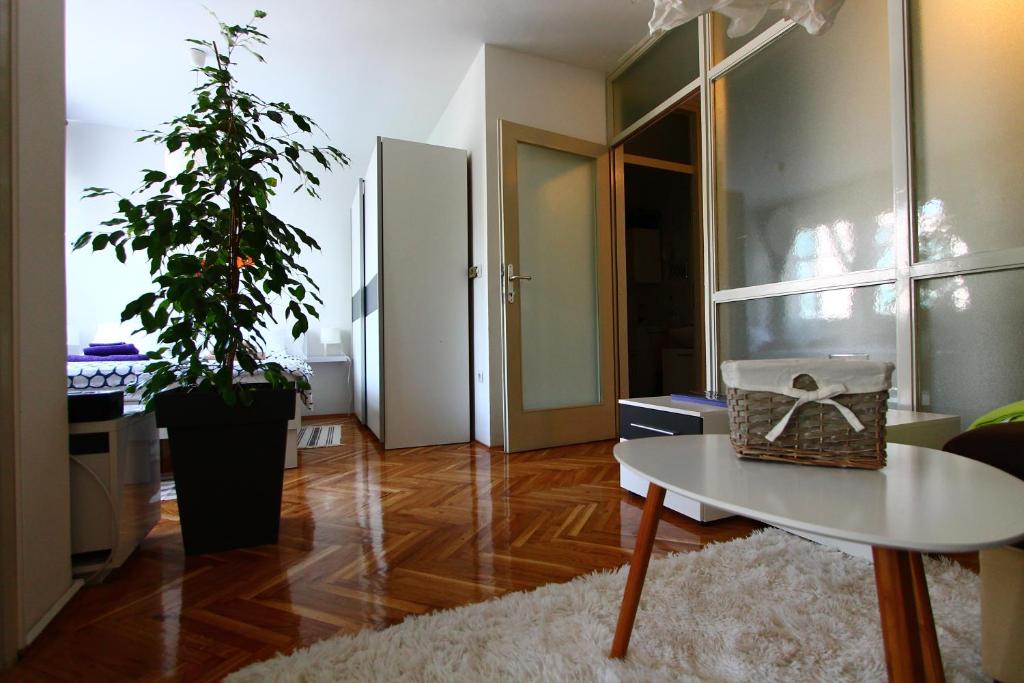 Televízia a/alebo spoločenská miestnosť v ubytovaní Apartment Melon