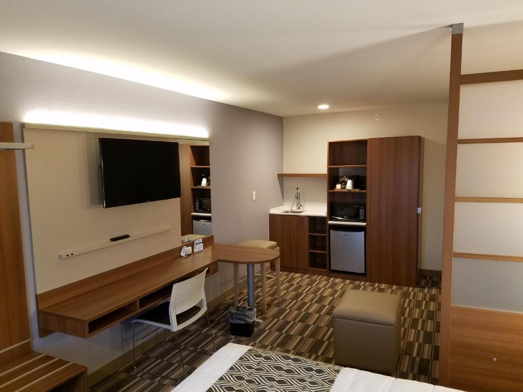 Kuchyň nebo kuchyňský kout v ubytování Microtel Inn & Suites by Wyndham Niagara Falls
