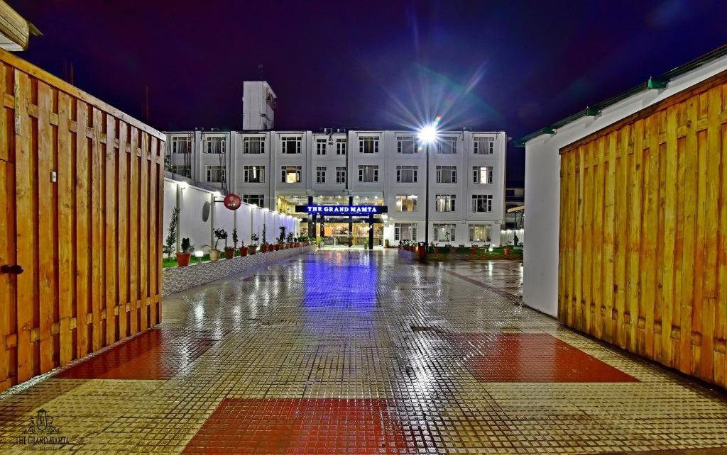 une rue vide la nuit avec un bâtiment dans l'établissement The Grand Mamta, à Srinagar